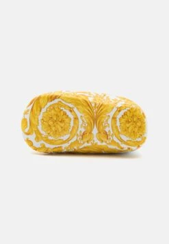 Versace UnisexScarpe NeonatoWhite/Gold Bambini Scarpe Neonato 1VE16D014-A11 10 Versace UnisexScarpe NeonatoWhite/Gold Bambini Scarpe Neonato 1VE16D014-A11 -Accessories 00252bec53d9484d8f343739328add00