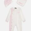 Versace Baby Gift Allover Kids Logo SetBerrettoBianco/Rosa Bambini Tute E Set 1VE23D00C-J11