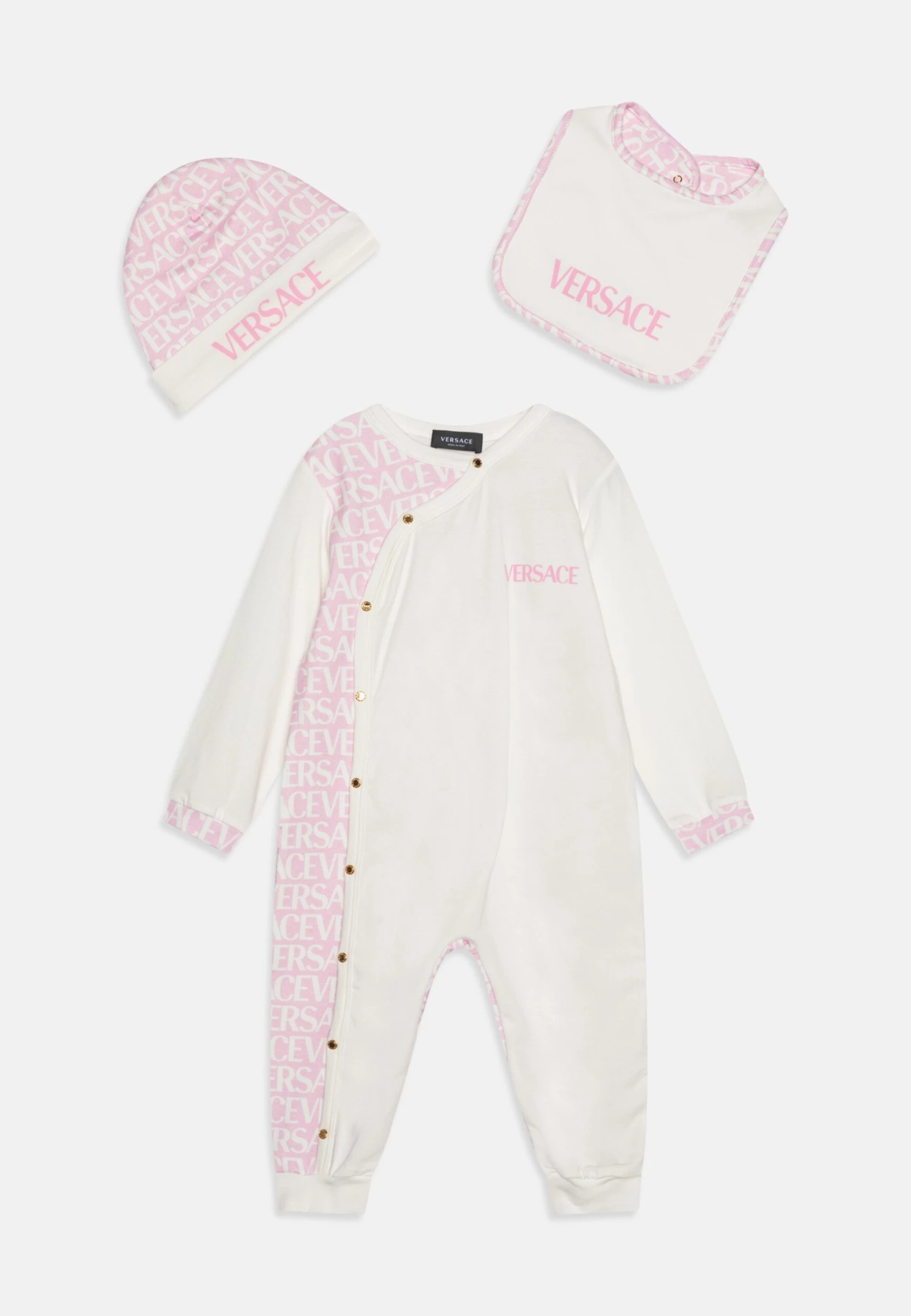 Versace Baby Gift Allover Kids Logo SetBerrettoBianco/Rosa Bambini Tute E Set 1VE23D00C-J11 1 Versace Baby Gift Allover Kids Logo SetBerrettoBianco/Rosa Bambini Tute E Set 1VE23D00C-J11