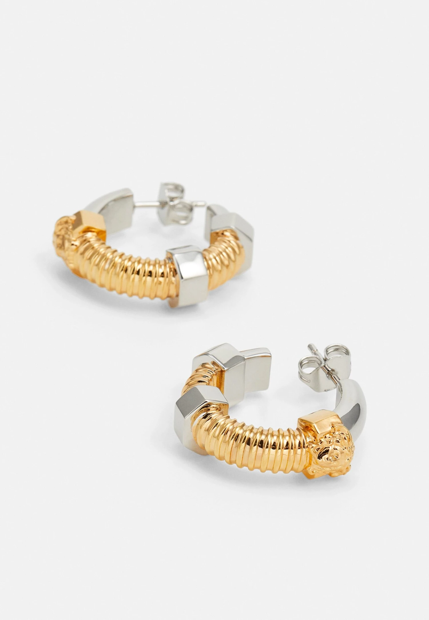 Versace EarringsOrecchiniGold-Coloured/Silver-Coloured Donna Gioielli 1VE51L0AC-F11 4 Versace EarringsOrecchiniGold-Coloured/Silver-Coloured Donna Gioielli 1VE51L0AC-F11 - immagine 4