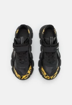 Versace Trigreca UnisexSneakers BasseBlack/Gold Bambini Sneakers 1VE16D010-Q11 9 Versace Trigreca UnisexSneakers BasseBlack/Gold Bambini Sneakers 1VE16D010-Q11 -Accessories 1079f0513b1646bf9fb90e3aa529aa39