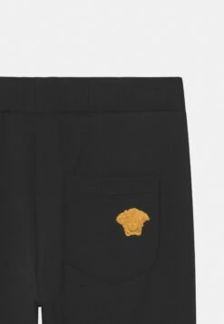 Versace Medusa Capsule Drivers UnisexPantaloni SportiviNero/Oro Bambini Pantaloni 1VE26B00K-Q11 -Accessories 16e3a71a0a104a5ab2123799f3781292