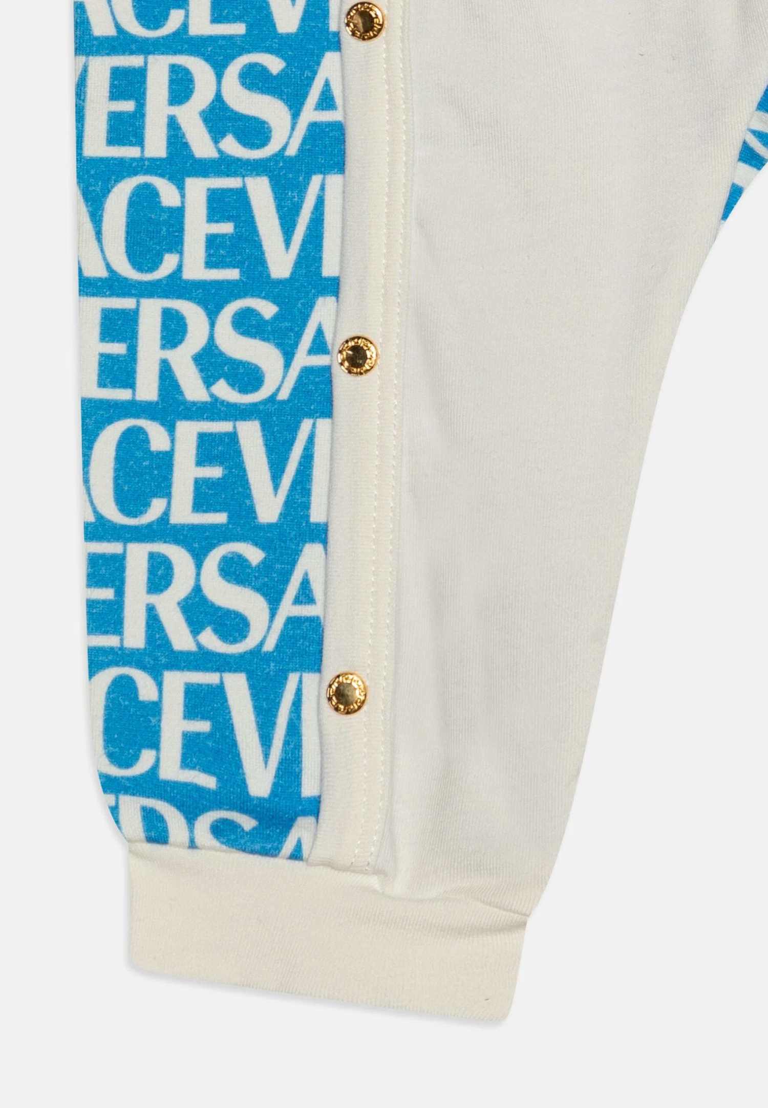 Versace Baby Gift Allover Kids Logo SetBerrettoBianco/Azzurro Bambini Tute E Set 1VE23D00C-A11 4 Versace Baby Gift Allover Kids Logo SetBerrettoBianco/Azzurro Bambini Tute E Set 1VE23D00C-A11 - immagine 4