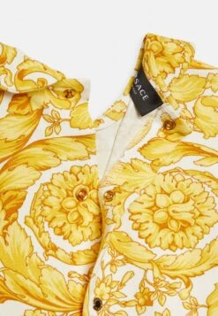 Versace Gift Set Jersey Barocco Kids UnisexPigiamaBianco+Oro Bambini Intimo E Per La Notte 1VE86B00A-F11 5 Versace Gift Set Jersey Barocco Kids UnisexPigiamaBianco+Oro Bambini Intimo E Per La Notte 1VE86B00A-F11 -Accessories 30dd24c55ae54f429f50dbbad3a962c2