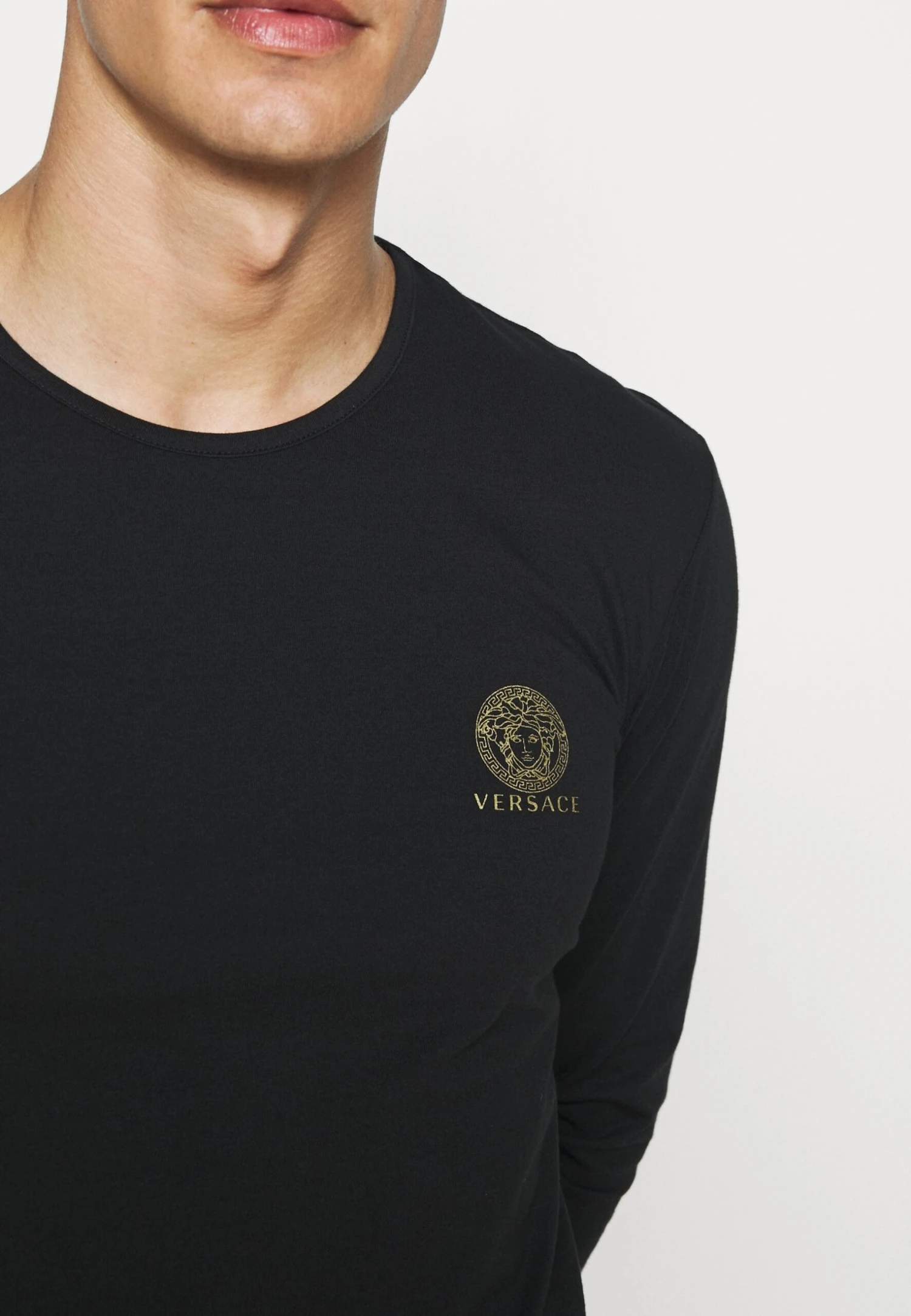 Versace Girocollo Intimo UomoMaglia Del PigiamaNero Uomo Per La Notte 1VE82N008-Q11 6 Versace Girocollo Intimo UomoMaglia Del PigiamaNero Uomo Per La Notte 1VE82N008-Q11 - immagine 6