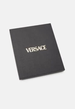 Versace Triangle Foulard UnisexFoulardCaramel/Black/Gold Uomo Foulard E Sciarpe 1VE54G01J-Q11 -Accessories 3e091ad545da415eb20764c31a9528a4