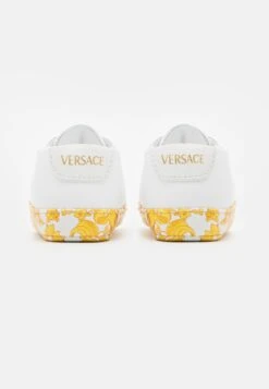 Versace Barocco Kids UnisexScarpe NeonatoBianco/Oro Bambini Scarpe Neonato 1VE16F009-A11 -Accessories 49c98895c9754dde90de2edb5dcbf3cb