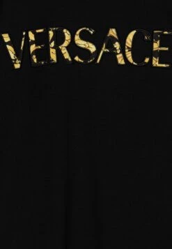 Versace Ricamo Logo Barocco Kids UnisexT-Shirt Con StampaNero/Oro Bambini T-shirt & Top 1VE26G033-Q11 5 Versace Ricamo Logo Barocco Kids UnisexT-Shirt Con StampaNero/Oro Bambini T-shirt & Top 1VE26G033-Q11 -Accessories 591629b41bd14fd78e67d7e2b7373213