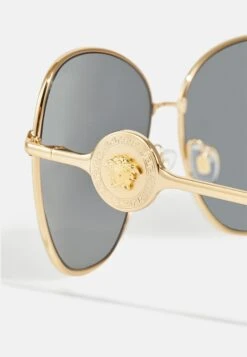 Versace Occhiali Da SoleGold-Coloured Donna Occhiali Da Sole 1VE51K03J-F11 7 Versace Occhiali Da SoleGold-Coloured Donna Occhiali Da Sole 1VE51K03J-F11 -Accessories 61e8a9a359c047aa9591251213e23be2