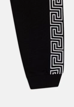 Versace Greca St.Medusa UnisexPantaloni SportiviNero/Bianco Bambini Pantaloni 1VE26B00R-Q11 5 Versace Greca St.Medusa UnisexPantaloni SportiviNero/Bianco Bambini Pantaloni 1VE26B00R-Q11 -Accessories 634e3f8d3a554f8aa372c2a3cb0dc7b5