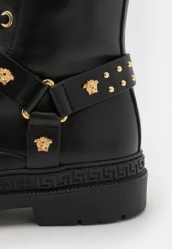 Versace Stivali Texani / BikerBlack/Gold Bambini Stivali 1VE13I00G-Q11 11 Versace Stivali Texani / BikerBlack/Gold Bambini Stivali 1VE13I00G-Q11 -Accessories 6630df28ec424388844af598cdafdf24
