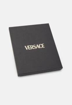 Versace Foulard UnisexFoulardCaramel/Black/Gold Donna Sciarpe 1VE54G01M-Q11 8 Versace Foulard UnisexFoulardCaramel/Black/Gold Donna Sciarpe 1VE54G01M-Q11 -Accessories 678d04a6ac784bc1a734c53f1185ed7c
