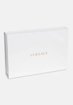 Versace Baby Gift Allover Kids Logo SetBerrettoBianco/Azzurro Bambini Tute E Set 1VE23D00C-A11 6 Versace Baby Gift Allover Kids Logo SetBerrettoBianco/Azzurro Bambini Tute E Set 1VE23D00C-A11 -Accessories 750901f88b564a589d9382a0581db679
