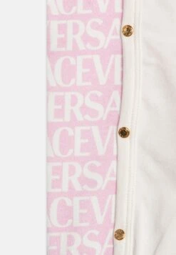 Versace Baby Gift Allover Kids Logo SetBerrettoBianco/Rosa Bambini Tute E Set 1VE23D00C-J11 7 Versace Baby Gift Allover Kids Logo SetBerrettoBianco/Rosa Bambini Tute E Set 1VE23D00C-J11 -Accessories 78e9aaf5ccfc4da58cf15c1fa5cd931c