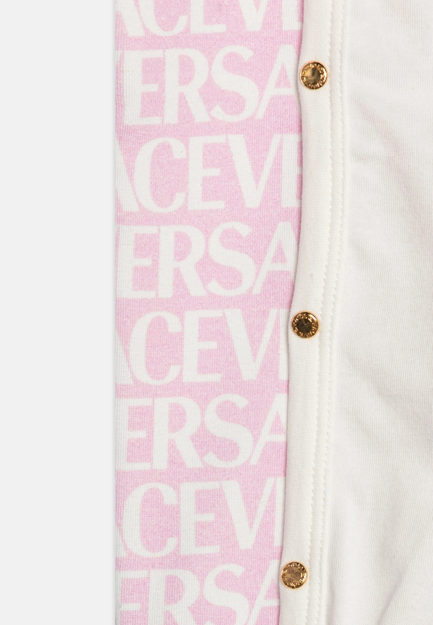 Versace Baby Gift Allover Kids Logo SetBerrettoBianco/Rosa Bambini Tute E Set 1VE23D00C-J11 4 Versace Baby Gift Allover Kids Logo SetBerrettoBianco/Rosa Bambini Tute E Set 1VE23D00C-J11 - immagine 4