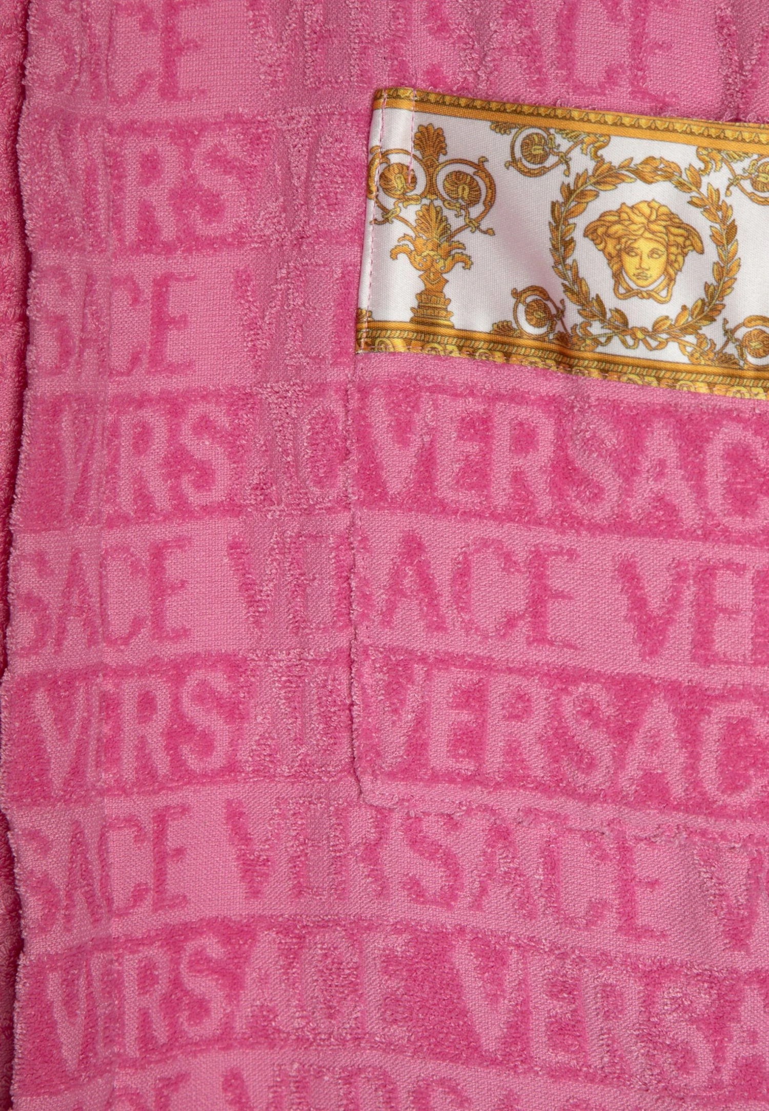 Versace Bath Robe Young Tessuto Spugna UnisexAccappatoioRosa Candy Bambini Intimo E Per La Notte 1VE86B00F-J11 3 Versace Bath Robe Young Tessuto Spugna UnisexAccappatoioRosa Candy Bambini Intimo E Per La Notte 1VE86B00F-J11 - immagine 3