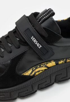 Versace Trigreca UnisexSneakers BasseBlack/Gold Bambini Sneakers 1VE16D010-Q11 11 Versace Trigreca UnisexSneakers BasseBlack/Gold Bambini Sneakers 1VE16D010-Q11 -Accessories 99947042a13642fc933bfc98f08a3cce