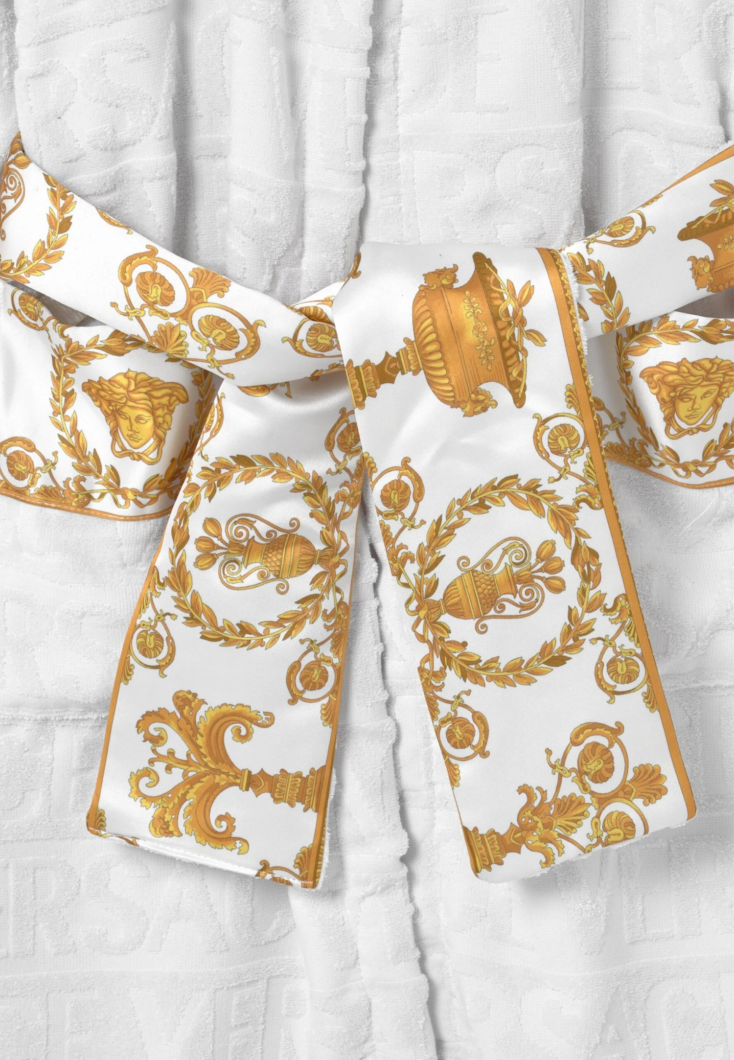 Versace Bath Robe Young AccappatoioWhite/Gold Bambini Intimo E Per La Notte 1VE86B000-A11 3 Versace Bath Robe Young AccappatoioWhite/Gold Bambini Intimo E Per La Notte 1VE86B000-A11 - immagine 3