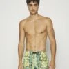 Versace Swim Golfo Cocco Barocco PrintShorts Da MareGlacier Green/Black/Gold Uomo Moda Mare 1VE82H01S-M11