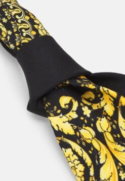 Versace Shovel TwillBarocco CravattaBlack+Gold Uomo Cravatte E Accessori 1VE54S001-Q11 5 Versace Shovel TwillBarocco CravattaBlack+Gold Uomo Cravatte E Accessori 1VE54S001-Q11 -Accessories a88f1a0e77a44a72bef41d4a6c6d1fcf