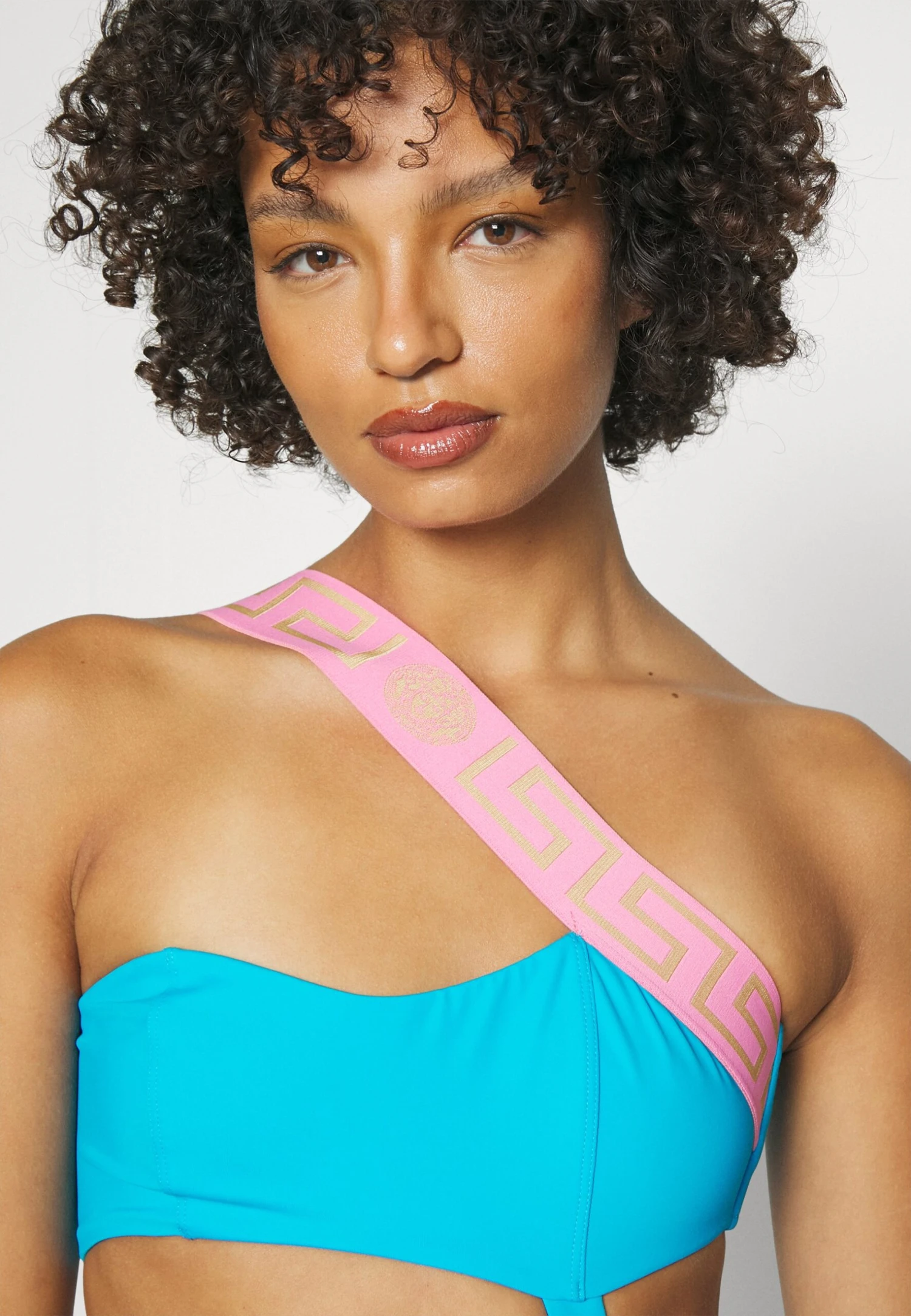 Versace One PieceCostume Da BagnoMediterranean Blue/Flamingo Donna Moda Mare 1VE81G00G-K11 4 Versace One PieceCostume Da BagnoMediterranean Blue/Flamingo Donna Moda Mare 1VE81G00G-K11 - immagine 4