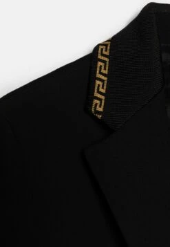 Versace Formal Jacket CadyGiacca EleganteNero/Oro Bambini Completi & Blazer 1VE24L001-Q11 5 Versace Formal Jacket CadyGiacca EleganteNero/Oro Bambini Completi & Blazer 1VE24L001-Q11 -Accessories c0fc1a9470cb4ba9b1a6883551232c74
