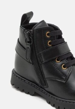 Versace Stivaletti StringatiBlack/Gold Bambini Stivali 1VE13I00F-Q11 11 Versace Stivaletti StringatiBlack/Gold Bambini Stivali 1VE13I00F-Q11 -Accessories c51f886367b240a0a9284735cf941184