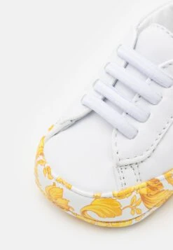 Versace Barocco Kids UnisexScarpe NeonatoBianco/Oro Bambini Scarpe Neonato 1VE16F009-A11 -Accessories d81de43378b24c42b5b4900c65288b6e