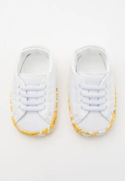 Versace Barocco Kids UnisexScarpe NeonatoBianco/Oro Bambini Scarpe Neonato 1VE16F009-A11 -Accessories dee89dbf54b44bbf9e8a065093f91ed4