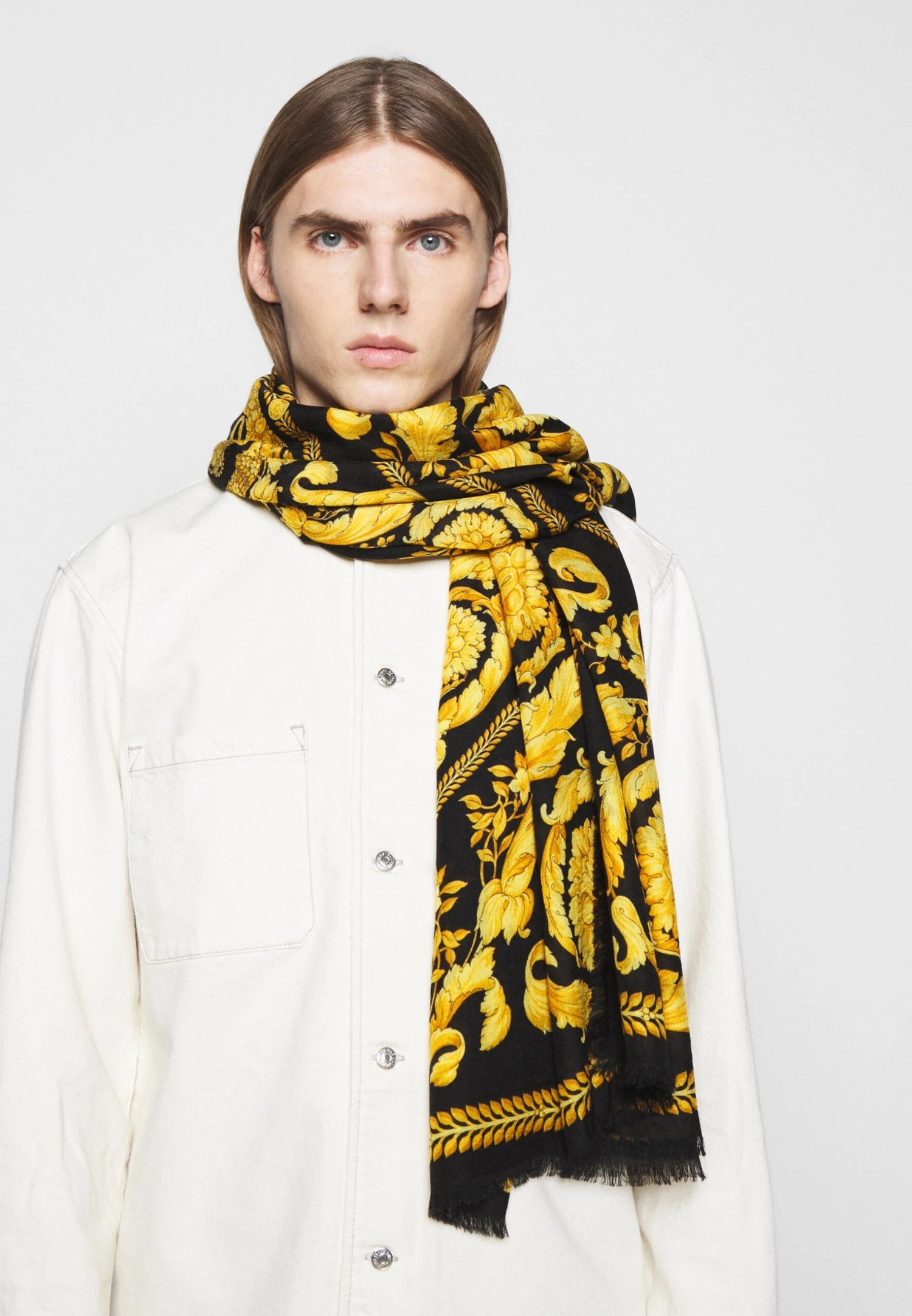 Versace ShawlFoulardBlack Donna Sciarpe 1VE54G00N-Q11 2 Versace ShawlFoulardBlack Donna Sciarpe 1VE54G00N-Q11 - immagine 2