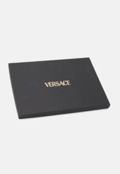 Versace Scarf Essential Serie UnisexSciarpaCaramel Donna Sciarpe 1VE54G01L-B11 6 Versace Scarf Essential Serie UnisexSciarpaCaramel Donna Sciarpe 1VE54G01L-B11 -Accessories f6a87e405d374cce866e32fb28d4ebce