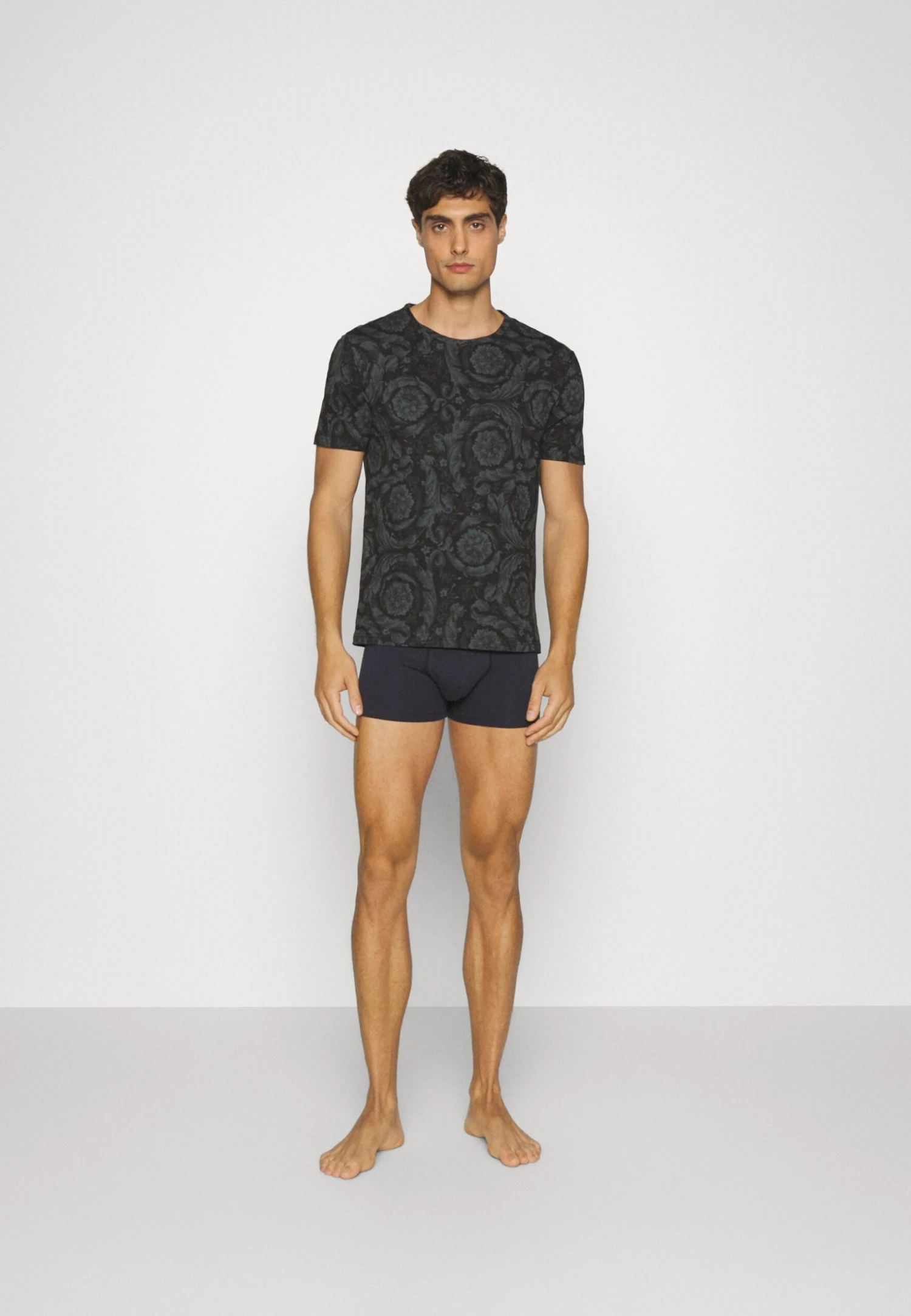 Versace Underwear Barocco All OverMaglietta IntimaBlack/Grey Uomo Intimo 1VE82Q00B-Q11 2 Versace Underwear Barocco All OverMaglietta IntimaBlack/Grey Uomo Intimo 1VE82Q00B-Q11 - immagine 2